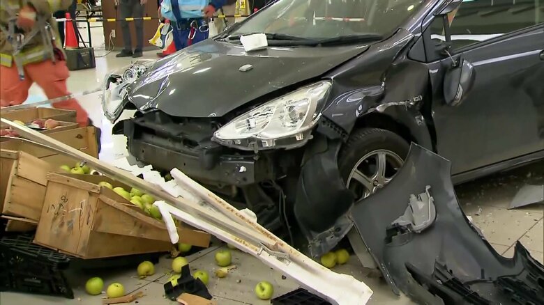ブレーキ踏み間違いか…屋上駐車場からスーパー食品売り場に乗用車が転落　運転の70代男性ケガも巻き込まれた人なし　北海道・釧路市｜FNNプライムオンライン