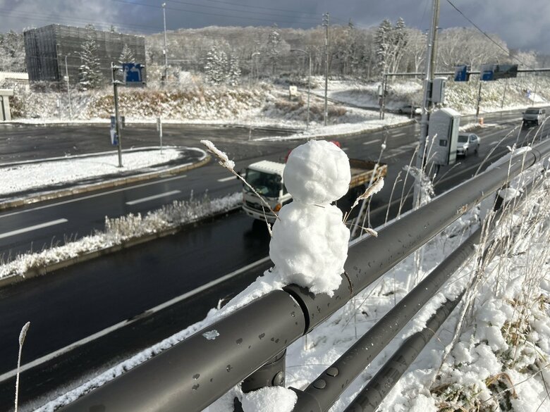 【峠で雪だるま…冬到来】北海道内は各地で雪の便り！初雪や初冠雪を観測！｜FNNプライムオンライン