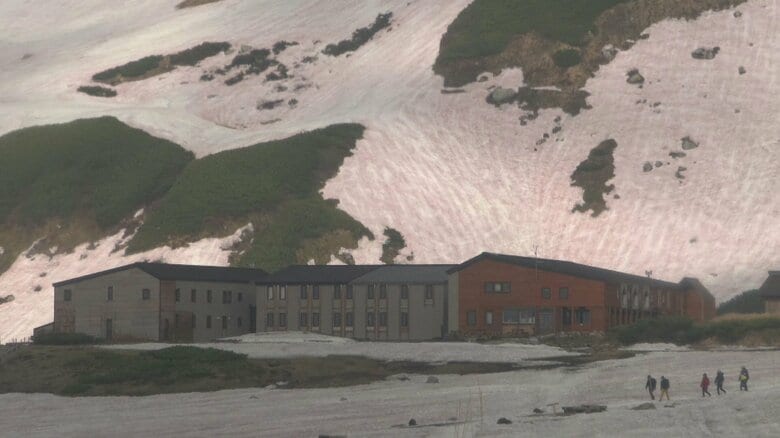 立山室堂の残雪が赤く染まる　「赤雪」現象、今年は例年以上の広がり「ここ数年では一番」　観光客や登山者からの問い合わせが相次ぐ｜FNNプライムオンライン