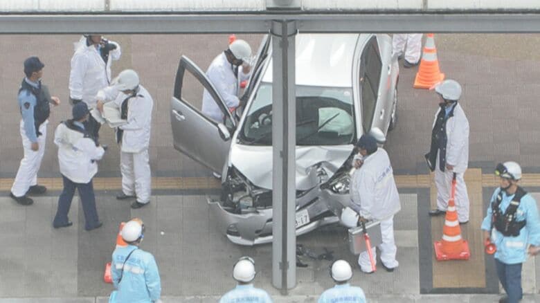 ＪＲ広島駅北口のロータリーで車が歩道に乗り上げる 高齢男性が運転か 乗っていた２人がけが ７日｜FNNプライムオンライン