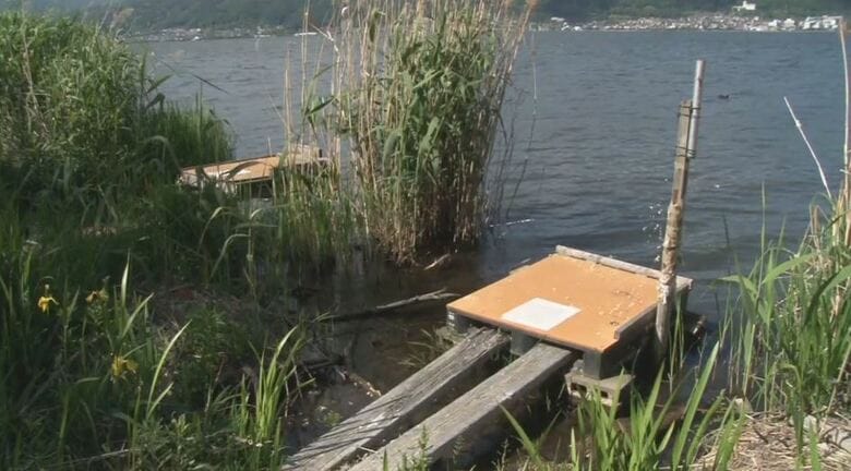 「悪意ある確信犯」諏訪湖畔に「違法」の“釣り用台座”　期限を迎えても、そのまま「名乗り出ず」　県が「公告書」　期限が過ぎたら「簡易代執行」により「強制撤去」する方針｜FNNプライムオンライン