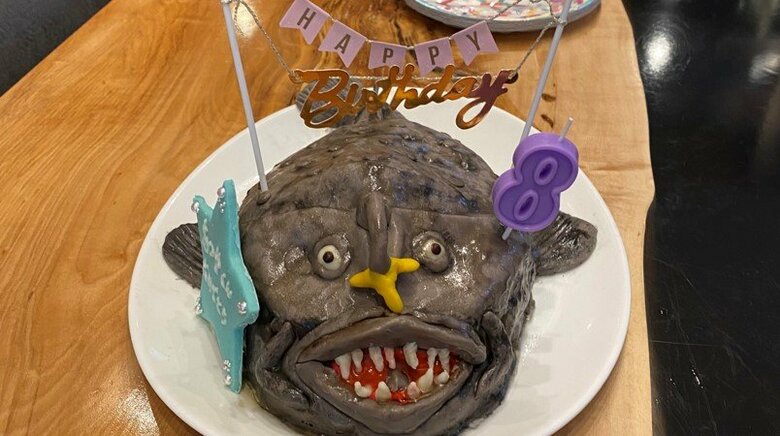 “チョウチンアンコウ”の誕生日ケーキが強烈インパクト…子どもは喜んでくれたの? 制作者に聞いた｜FNNプライムオンライン