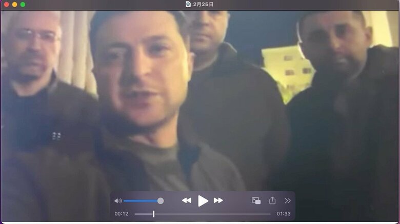 「みんなここに居ます」侵攻2日目に政権幹部と自撮りでメッセージを送ったゼレンスキー大統領（2月25日）