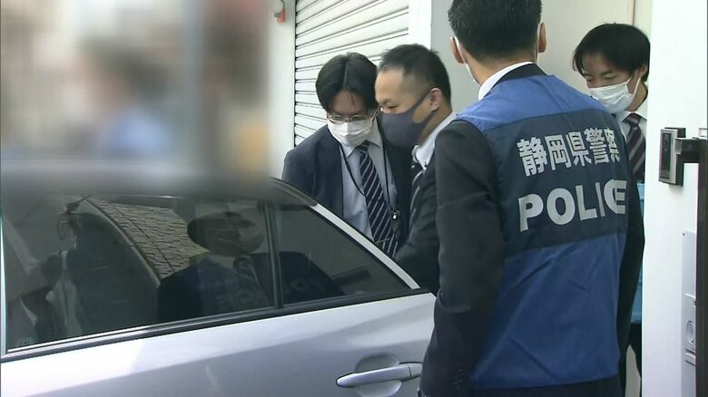 家宅捜索を終えた静岡県警の捜査員（4月10日）