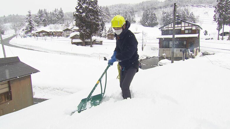 雪下ろしをする際は「ヘルメット」や「命綱」などの装備を