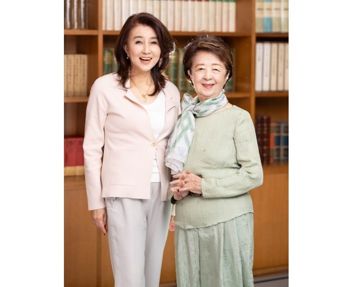 対談をを行った秋吉さんと下重さん（C）新潮社