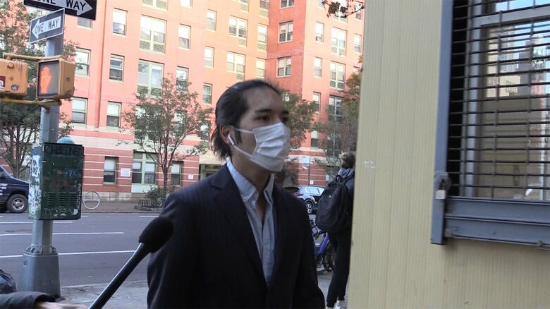 小室圭さんは、耳にイヤホン、髪の毛は後ろに束ねていた。眞子さんの姿はなかった。