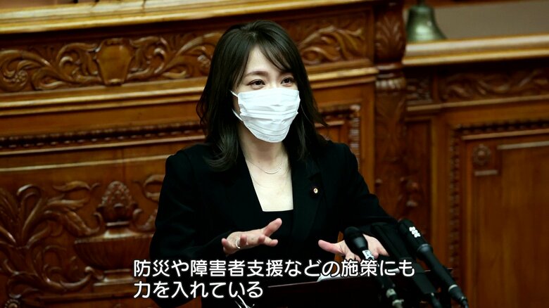 国会で手話を交えて質問する今井議員
