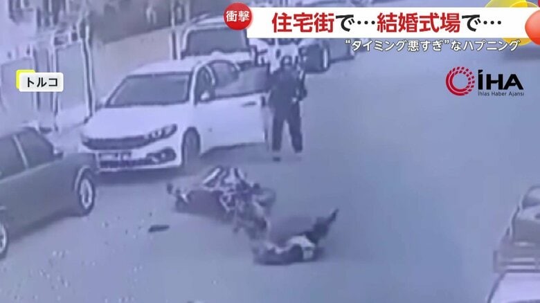 開いた車のドアにバイクが激突する瞬間（4月15日、トルコ）⑥