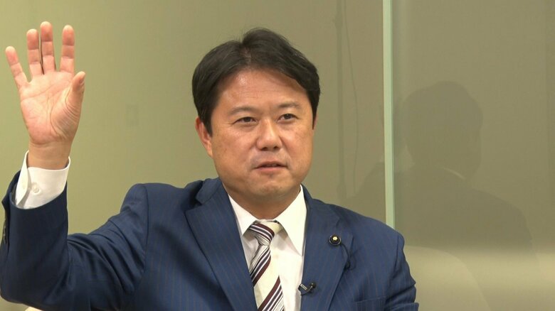 インタビューで、森村新代表は、小池知事の携帯番号を知らなかったことを打ち明けた