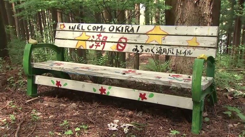 訪れるハイカーのためにベンチを設置