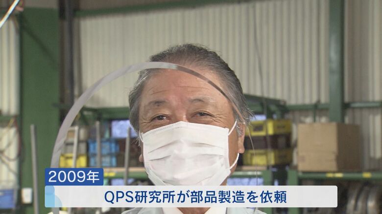 衛星の部品について解説する峰勝鋼機・林哲志 会長