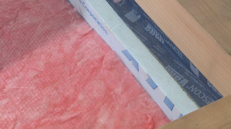 断熱材が敷かれた建築現場