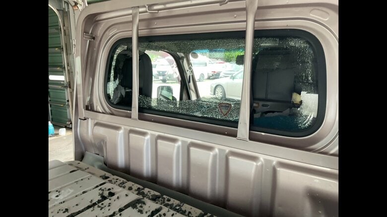 サイドブレーキ付近から変形した銃弾が見つかった被害車両（家族提供）