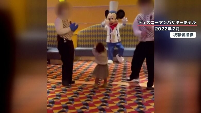 この日も白い線の手前で止まり、ミッキーに手をふります