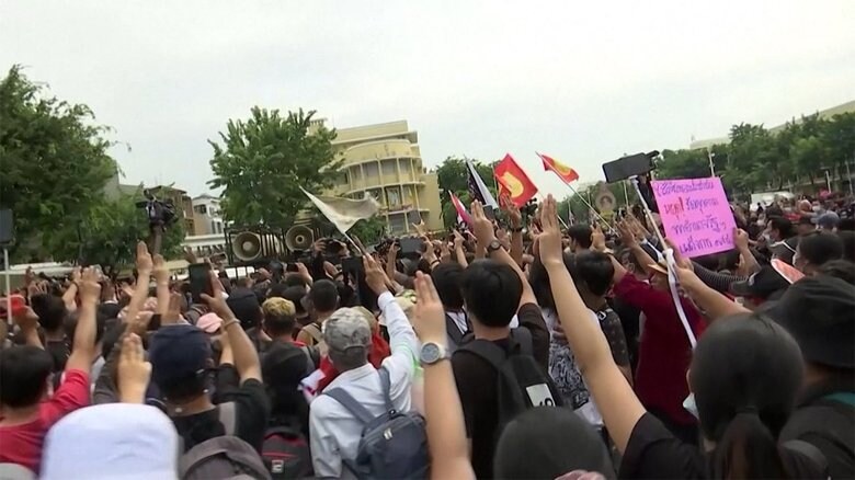 “ほほ笑みの国”反政府デモ “裕福”な王室に異例の反発