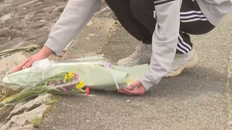 亡くなった男性の友人が献花