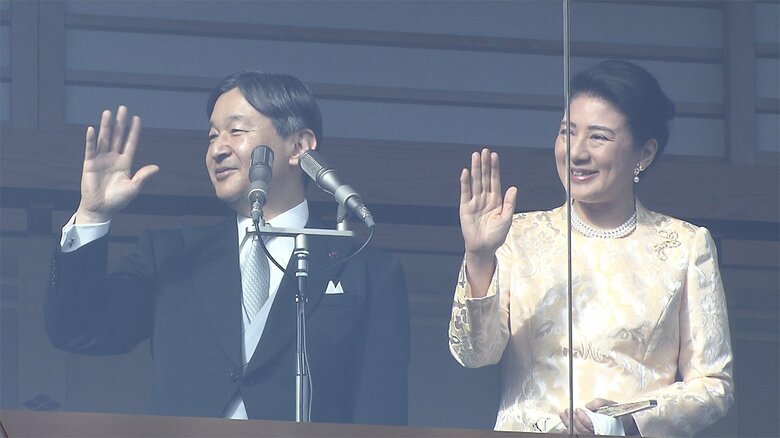 ベランダから手を振られる両陛下