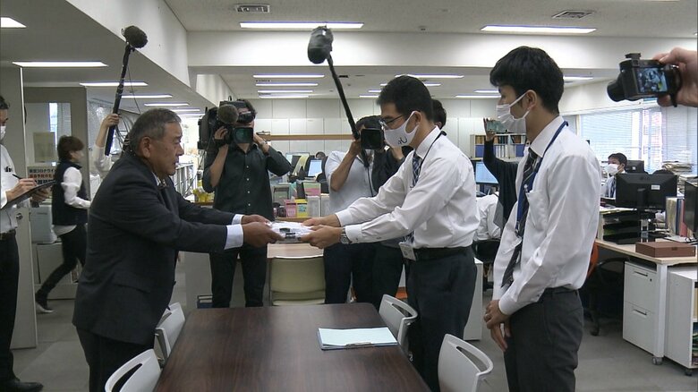 審決を申請する江本浩二 議員（2023年11月）