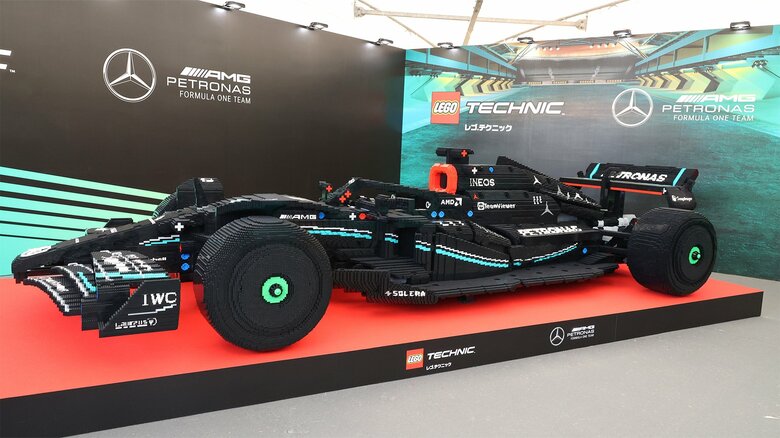 メルセデス AMG ペトロナス フォーミュラ1チームの2023年のF1カー“MERCEDES-AMG PETRONAS F1 W14 E PERFORMANCE”の実物大モデル