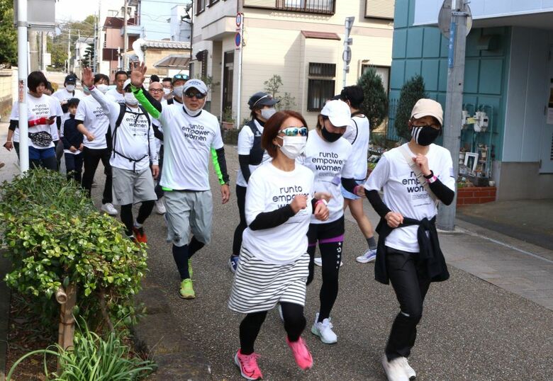 白い公式Ｔシャツで走る参加者たち