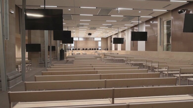 パリ同時多発テロ公判の法廷　大人数収容のため仮設された