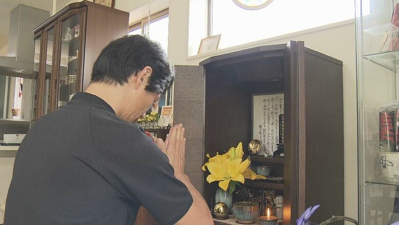 仏壇に手を合わせる父・善光さん