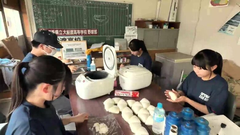 4人のマネージャーが毎日おにぎり作り