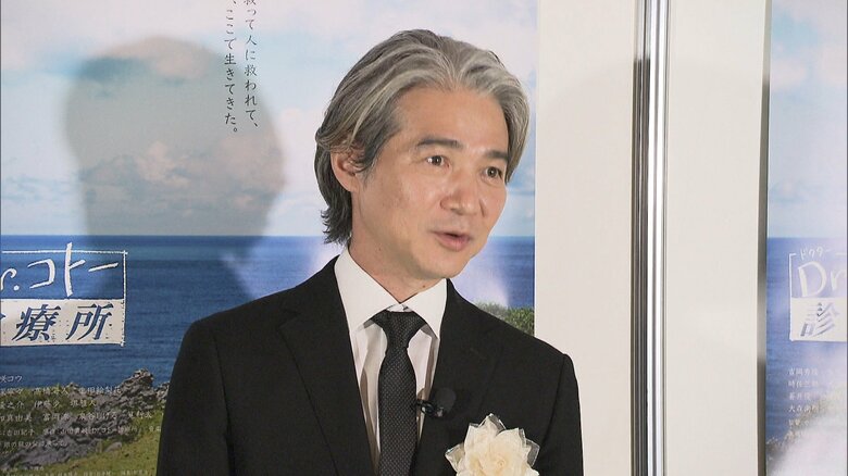 上映会後、取材に応じる吉岡秀隆さん