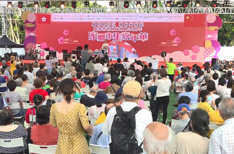 販売イベントにはコンサート会場も設置された