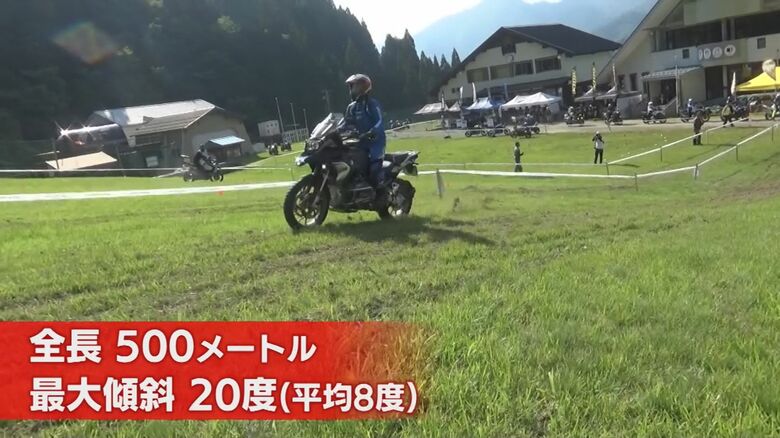 ゲレンデを思い思いの速度で駆け上がるライダー