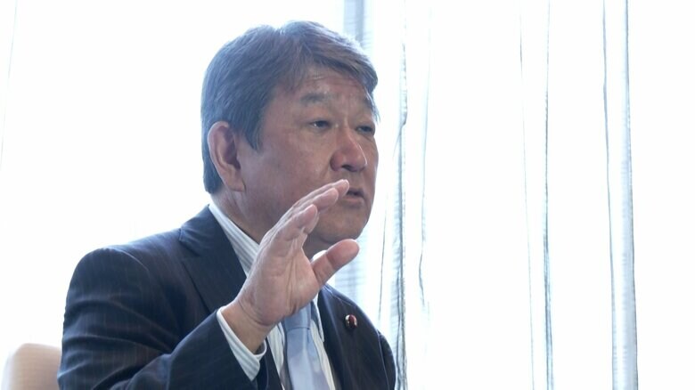 訪問先のタイ・バンコクでFNNの取材に応じる茂木幹事長　8月1日