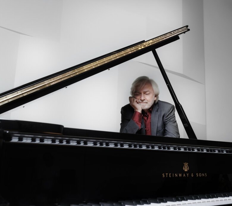 愛用のピアノと バーゼルにて　2022年 ©️ BartekBarczyk.Art