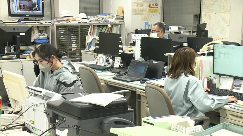 情報収集を行う県の職員（1月1日）