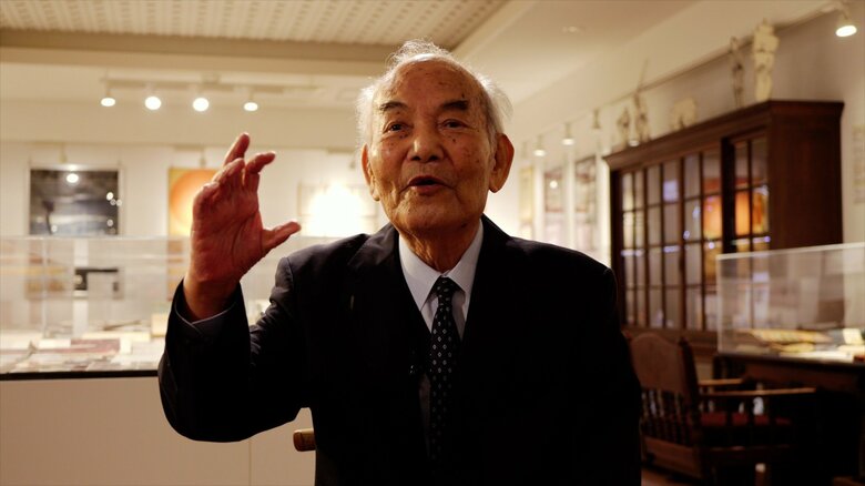 ⼭⼝益夫さん（2024年 市川崑記念室にて）