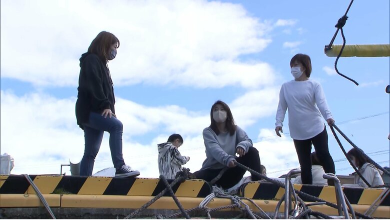 輪島港で再会した海女仲間と