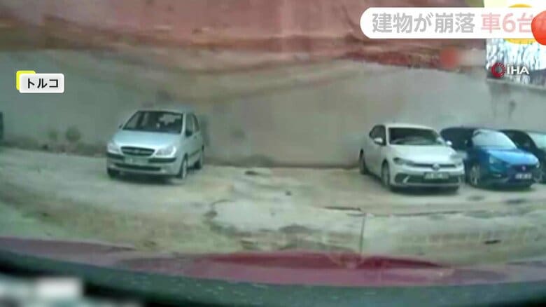 建物の壁が突然崩落し止めてあった車に直撃する瞬間（トルコ）①