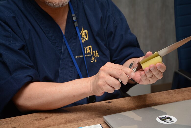 包丁は背側からスポンジで挟んで洗う