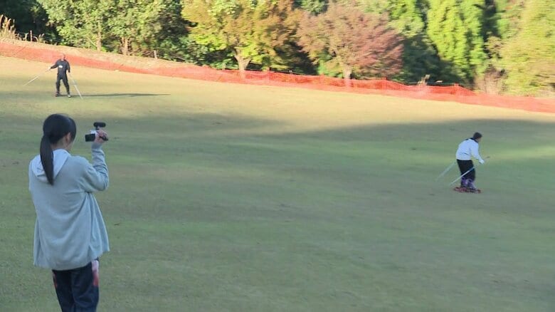 草スキーを体験する様子を撮影