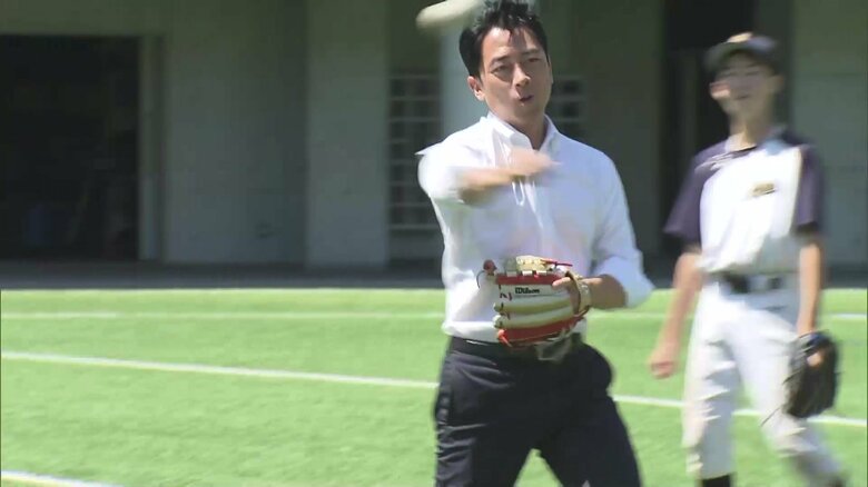 地元・神奈川県の学校で中学生と野球で汗を流す小泉氏（9月5日）