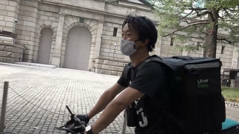 配達中にかつての職場・日本銀行前を通る高山さん