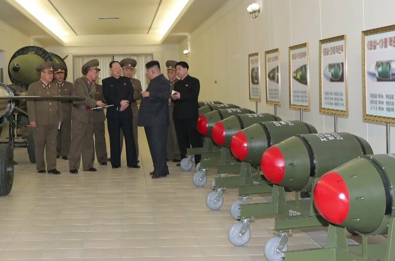 火星11A（KN-23）短距離弾道ミサイル（左上）と火山31“戦術核弾頭”（右）
