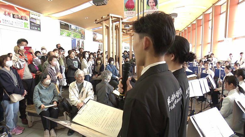 JR秋田駅で行われた100日前イベントの様子（4月）