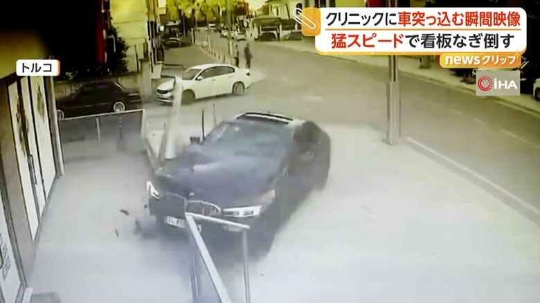 車が猛スピードで歩道に乗り上げ、建物に突っ込む瞬間（5月27日、トルコ・コジャエリ）④