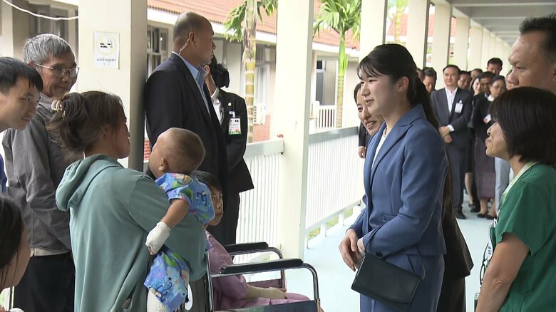 ラオフレンズ小児病院で入院中の男の子に優しく声をかけられた