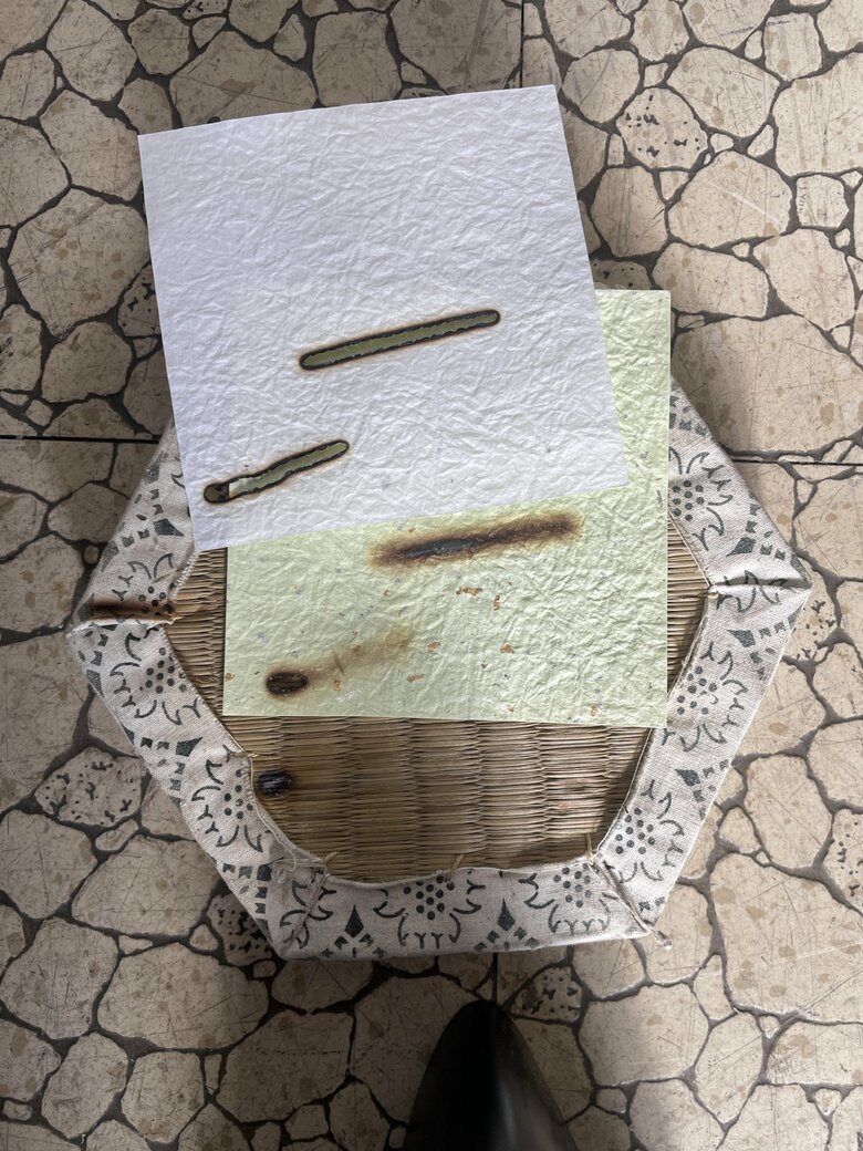 「紙の上に線香を置く」の検証結果（提供：株式会社阪本）