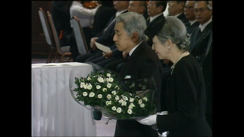 震災の犠牲者に献花をされる両陛下