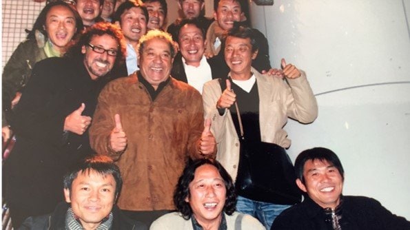 かつての教え子たちと交流するオフト氏（2011年12月撮影・オフト氏提供）
