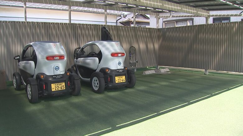 車庫に備えられた太陽光発電で電気自動車の動力を生み出している