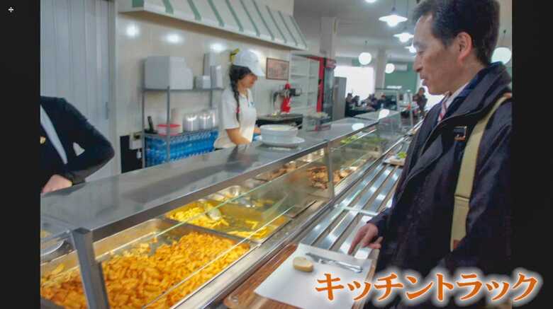 大型のキッチン・トラックの内部